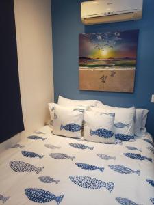 เตียงในห้องที่ Turtle's Nest Condo