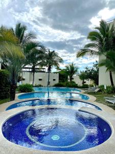 สระว่ายน้ำที่อยู่ใกล้ ๆ หรือใน Turtle's Nest Condo