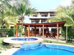 สระว่ายน้ำที่อยู่ใกล้ ๆ หรือใน Turtle's Nest Condo