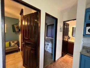 เตียงในห้องที่ Turtle's Nest Condo