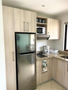 Kuchyň nebo kuchyňský kout v ubytování Ocean Breeze Condo