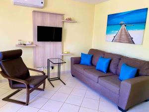 Uma TV ou centro de entretenimento em Sun And Waves Getaway
