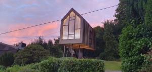 a small house with a window on the side of it at 1Step2AllStars Baumhaus in Wuppertal