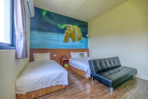 Giường trong phòng chung tại Across the Ocean B&B