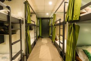 Tempat tidur dalam kamar di Forrest Hostels