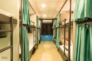 Tempat tidur dalam kamar di Forrest Hostels
