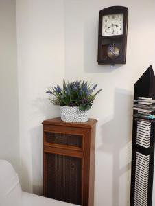 A television and/or entertainment centre at La casa di Valentino - grazioso ed ampio bilocale