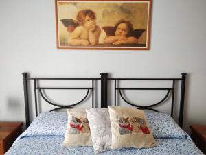 A bed or beds in a room at La casa di Valentino - grazioso ed ampio bilocale
