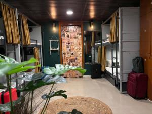 Area tempat duduk di Forrest Hostels