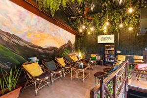 Area tempat duduk di Forrest Hostels
