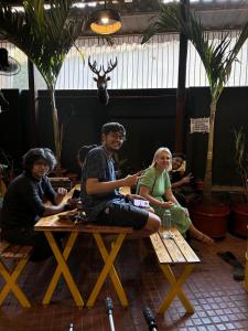 Tamu yang menginap di Forrest Hostels