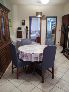 A seating area at La casa di Valentino - grazioso ed ampio bilocale