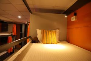 Tempat tidur dalam kamar di Forrest Hostels