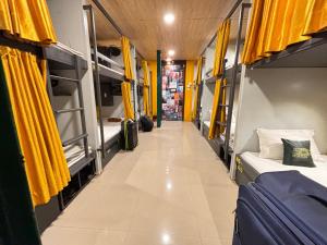 Tempat tidur dalam kamar di Forrest Hostels