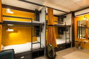 Tempat tidur dalam kamar di Forrest Hostels