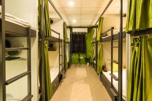Tempat tidur susun dalam kamar di Forrest Hostels