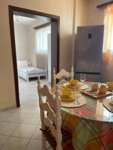 プレベザにあるOlga's houseのダイニングルームテーブル(黄色の皿付)