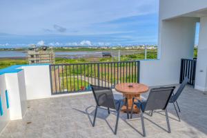 Ban công/sân hiên tại Across the Ocean B&B