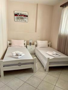 プレベザにあるOlga's houseの寝室に並んで置かれた2つのベッド