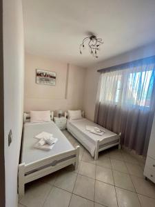 プレベザにあるOlga's houseのベッドが2つと窓のある部屋