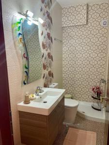 プレベザにあるOlga's houseの洗面台、トイレ、鏡のあるバスルーム +13枚の写真