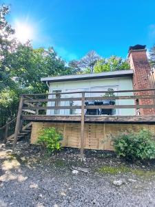 una casa con una valla delante en L'Oxymore, en Hastière-par-delà