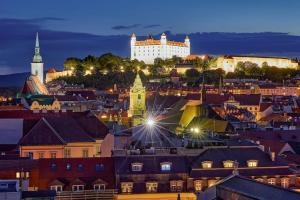 una vista de una ciudad de noche en Falcon Apartment, Pano, view, Old Town,, en Bratislava
