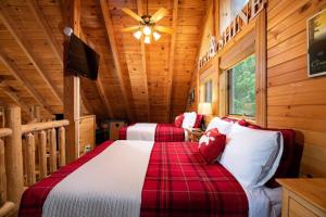 Giường trong phòng chung tại Cozy Upscale Cabin Wfireplace, Hot Tub