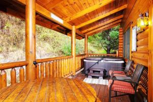 Ảnh trong thư viện ảnh của Cozy Upscale Cabin Wfireplace, Hot Tub ở Sevierville