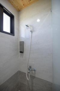 Phòng tắm tại Across the Ocean B&B