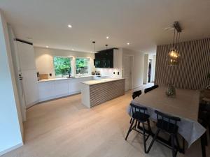 Dapur atau dapur kecil di Large villa with a lovely garden, perfect for families!