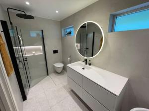 Bilik mandi di Large villa with a lovely garden, perfect for families! +43 gambar