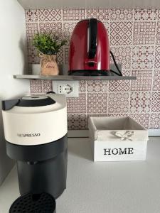 トレヴィニャーノ・ロマーノにあるCasa Vacanze Luisaのキッチン(コーヒーメーカー、トースター付)