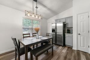 une salle à manger avec une table et un réfrigérateur dans l'établissement Charming 3BR 2BA Retreat, Cozy, à Decatur