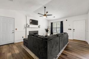 un salon avec un canapé et une cheminée dans l'établissement Charming 3BR 2BA Retreat, Cozy, à Decatur