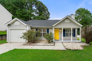 une maison blanche avec une porte jaune dans l'établissement Charming 3BR 2BA Retreat, Cozy, à Decatur