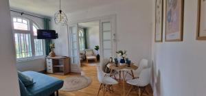 a living room with a table and chairs in a room at Apartament Centrul Vechi in Târgovişte