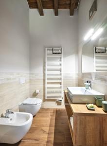a bathroom with two sinks and two toilets at Agriturismo Corte Cea in Colognola ai Colli +75 photos