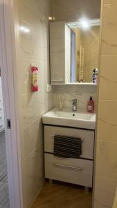 een badkamer met een wastafel en een spiegel bij Angisa 72 Sea star in Batoemi