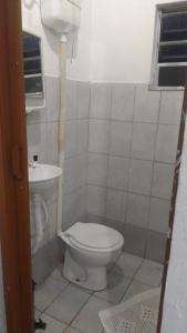 a bathroom with a toilet and a sink at Kitnet para Temporada na Praia Simples in Bertioga