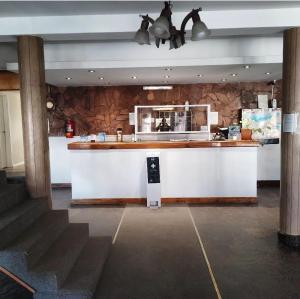 eine Küche mit weißer Arbeitsplatte und Arbeitsfläche in der Unterkunft HotelMora in Puerto Madryn
