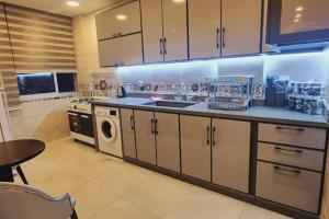Køkken eller tekøkken på Apartment in Sidon, Lebanon + 5 billeder