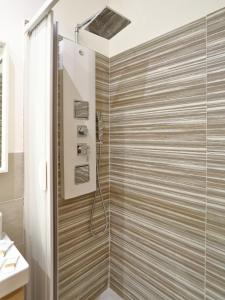 bagno con doccia e parete in legno di Elegante matrimoniale clemente house catania centro a Catania Altre 35 foto