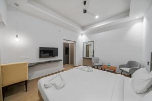 TumkūrHotel GSR Tumkur的一间带床和电视的酒店房间