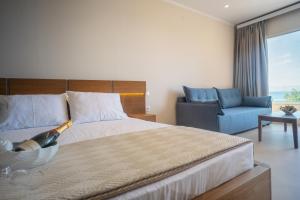 Postel nebo postele na pokoji v ubytování kyparissis first class