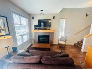 TV a/nebo společenská místnost v ubytování Sheringham Townhouse - Sooke