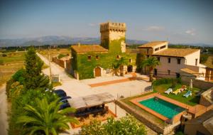 an aerial view of a house with a swimming pool at Torre del Prior in Tortosa