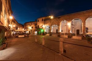 an empty street at night with lights at Albergo Giardino in Montalcino