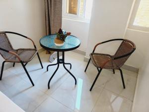 dos sillas y una mesa con un cactus encima. en Studio at Mombasa, Kisimani, Apt 907, en Mombasa