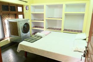 Ένα ή περισσότερα κρεβάτια σε δωμάτιο στο Sandhya Guest House